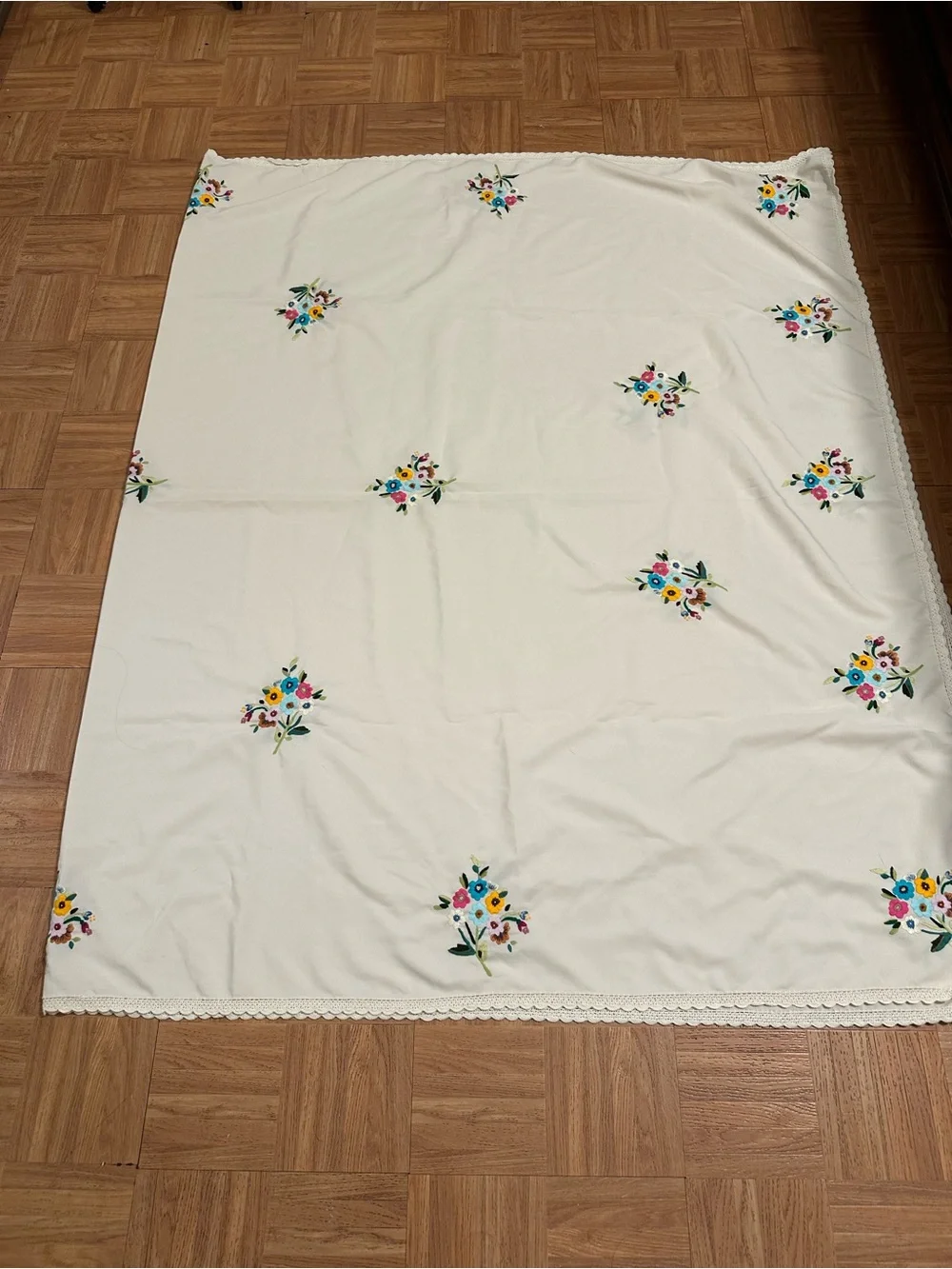 Vintage Embroidered Floral Cream tablecloth with Scalloped Edge, 94”x 60 “